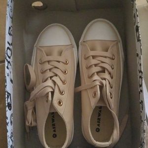 Size 6 brand new womens airwalk shoes